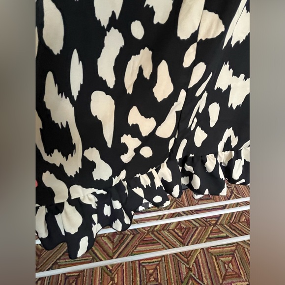 Modern lightweight dress, ruffle detail with professional but fun look - Picture 5 of 9